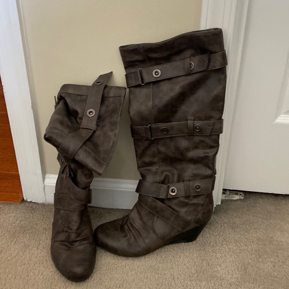 Taupe wedge heel boot